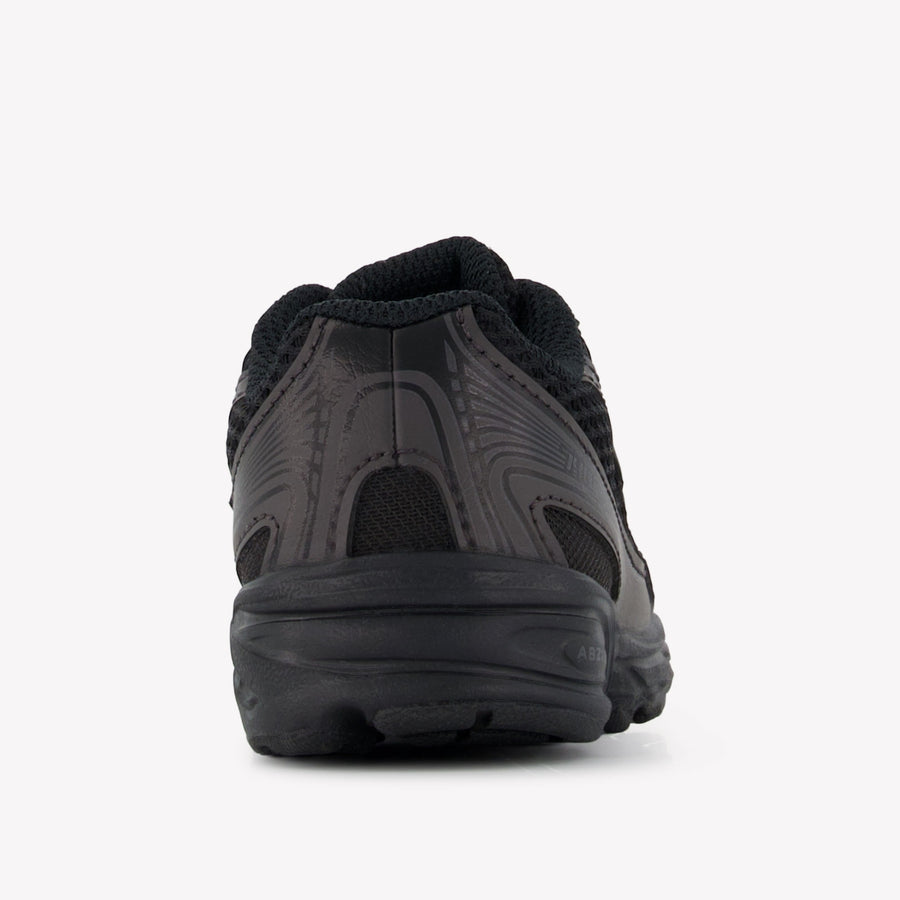 New Balance IZ740 Unisex Sneakers in Zwart