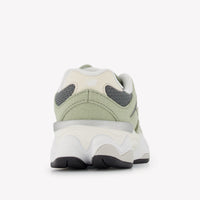 New Balance IV9060 Unisex Sneakers in Licht Groen