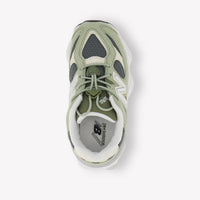 New Balance IV9060 Unisex Sneakers in Licht Groen
