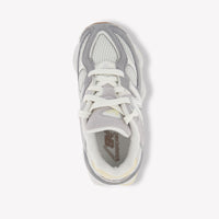 New Balance PC9060 Unisex Sneakers in Licht Grijs